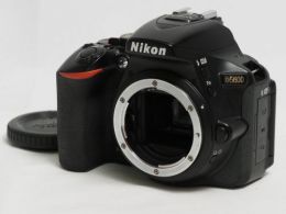 ニコン D5600 ボディ 【中古】(B:902)